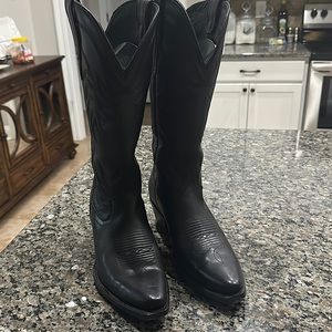 Black Tecovas Boots,The Annie style. Size 8B. Worn a few times. Excellent shape.